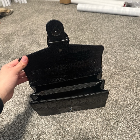 Black Women´s Textured Chain Shoulder Bag
